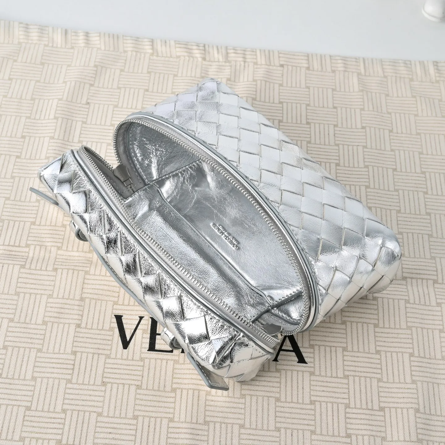 Batch 1360 #BV New Vanity Case Rope Cosmetic Bag, 🎈The metallic luster is super eye-catching and the festive atmosphere is perfect✨✨It adopts the brand's most classic cowhide weaving, with two-way zipper opening and closing, the overall style is retro and elegant, the top handle can be adjusted at will, the shoulder strap can be adjusted at will, the hand is elegant, and the cross-body is casual and casual, unlocking various concave styling scenes🎬 Model 9109 Size: 22x12.5x5